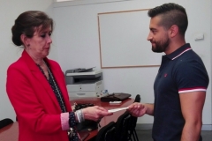 La Presidenta hace entrega de subvención acto graduación 2017, al Delegado de Alumnos del Grado RR.LL. 210417
